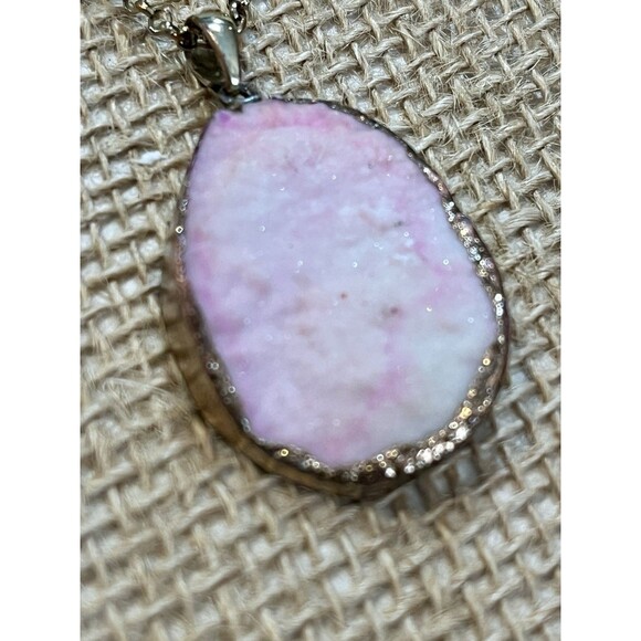 Vtg Pink Druzy Agate Pendant Gold Tone Trim 31in ~ 35in Boho Hippie Gypsy - Picture 5 of 8
